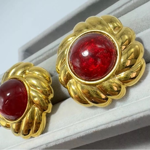Chanel Red Gripoix & Gold Vintage Clip-on Earrings - Picture 4 of 11